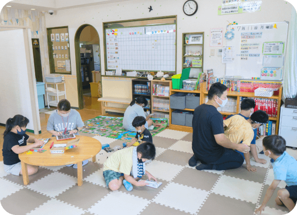 明るく清潔で広々とした室内には居室・PCルームや勉強スペースがあります。