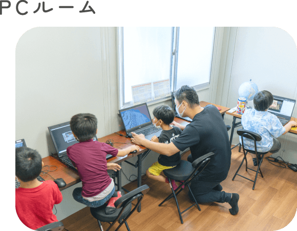 明るく清潔で広々とした室内には居室・PCルームや勉強スペースがあります。